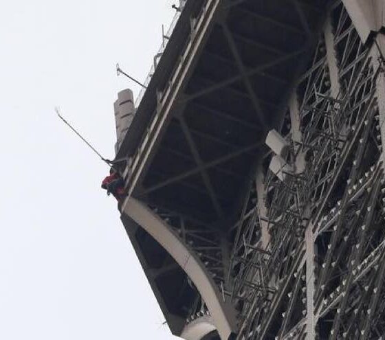 Tour Eiffel a Parigi un uomo si arrampica e la torre viene evacuata minaccia di suicidio
