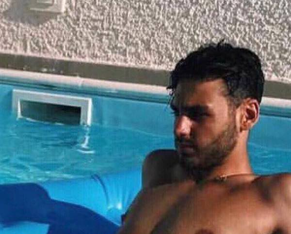 Alberto Urso di Amici fa impazzire le fan con una foto semi nudo