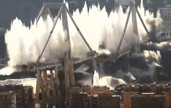 Ponte Morandi demolito foto e video della demolizione e Genova