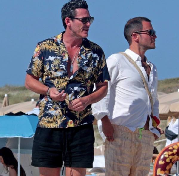 Luke Evans indossa la camicia di Mango Man a Formentera