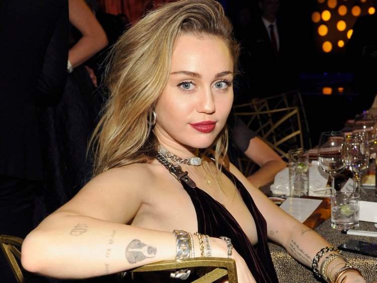 Terrore sull'aereo Miley Cyrus ha rischiato la vita il suo racconto choc!