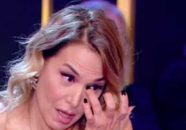 Barbara D'Urso piange perchè lo studio di Pomeriggio 5 è caduto a pezzi