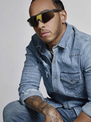 Lewis Hamilton indossa occhiali di tendenza per un perfetto campione