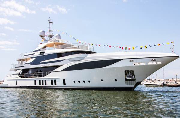 Ecco "Bacchanal" il mega yacht custom di 47 metri con scafo in acciaio