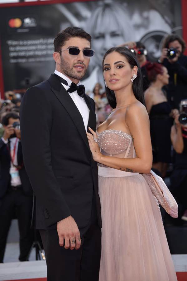 Giulia De Lellis e Andrea Iannone con gli occhiali da sole sul red carpet di Venezia