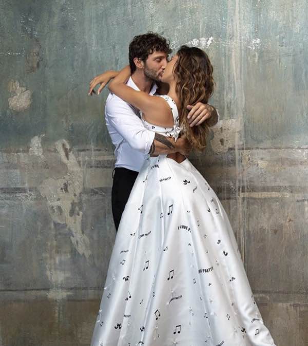 Belen Rodriguez splendida fa gli auguri a Stefano de Martino che prende il posto di Amadeus