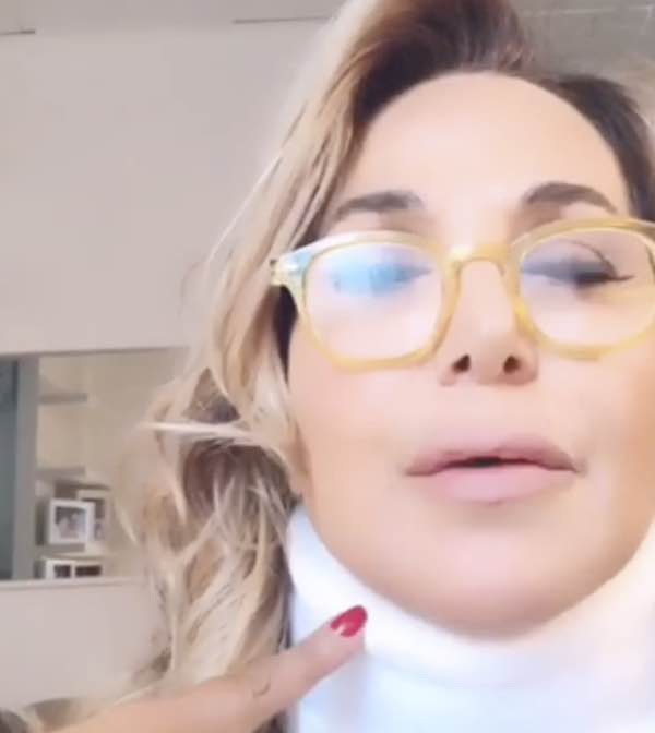 Vi ho nascosto una cosa, già da un po’ di giorni. Questa è la conseguenza di una cosa molto particolare che mi è successo e che io volevo evitare. […] Una settimana fa ho avuto una sorta di incidente perché sono scivolata, sono caduta in maniera pericolosa, e una grande lastra di cristallo mi è entrata qui. Le conseguenze sono state molto particolari… Per molto tempo ho avuto insensibilità al braccio e alla mano. Una cosa che mi ha insegnato che nella vita può capitare tutto in un minuto e la vita va vissuta con gioia. Questo è quanto, ma sto benissimo”.