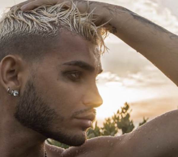 Cristian Imparato rifatto e il lato B in acqua a Ferragosto