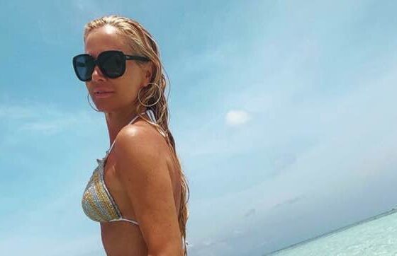 Federica Panicucci sexy in costume mostra il Lato B prima di tornare a Mattino 5