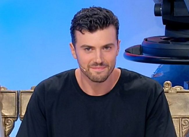 Uomini e donne oggi Alessandro e l'importante gesto verso la madre