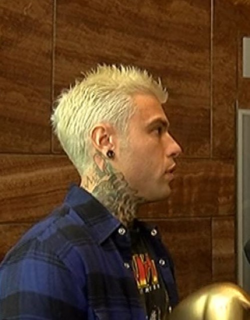 Fedez attacca le veline di Striscia e succede il caos, arriva il Tapiro