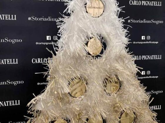 Il Natale dei 100 alberi d'autore