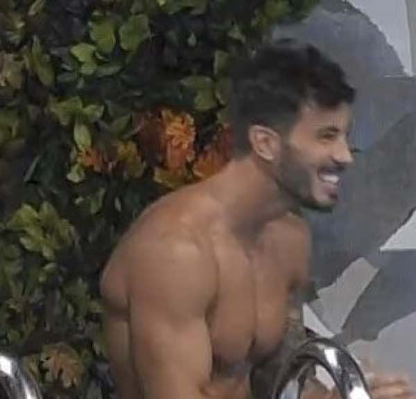 Ivan Gonzalez entra nella casa del Grande Fratello Vip in costume giallo attillato