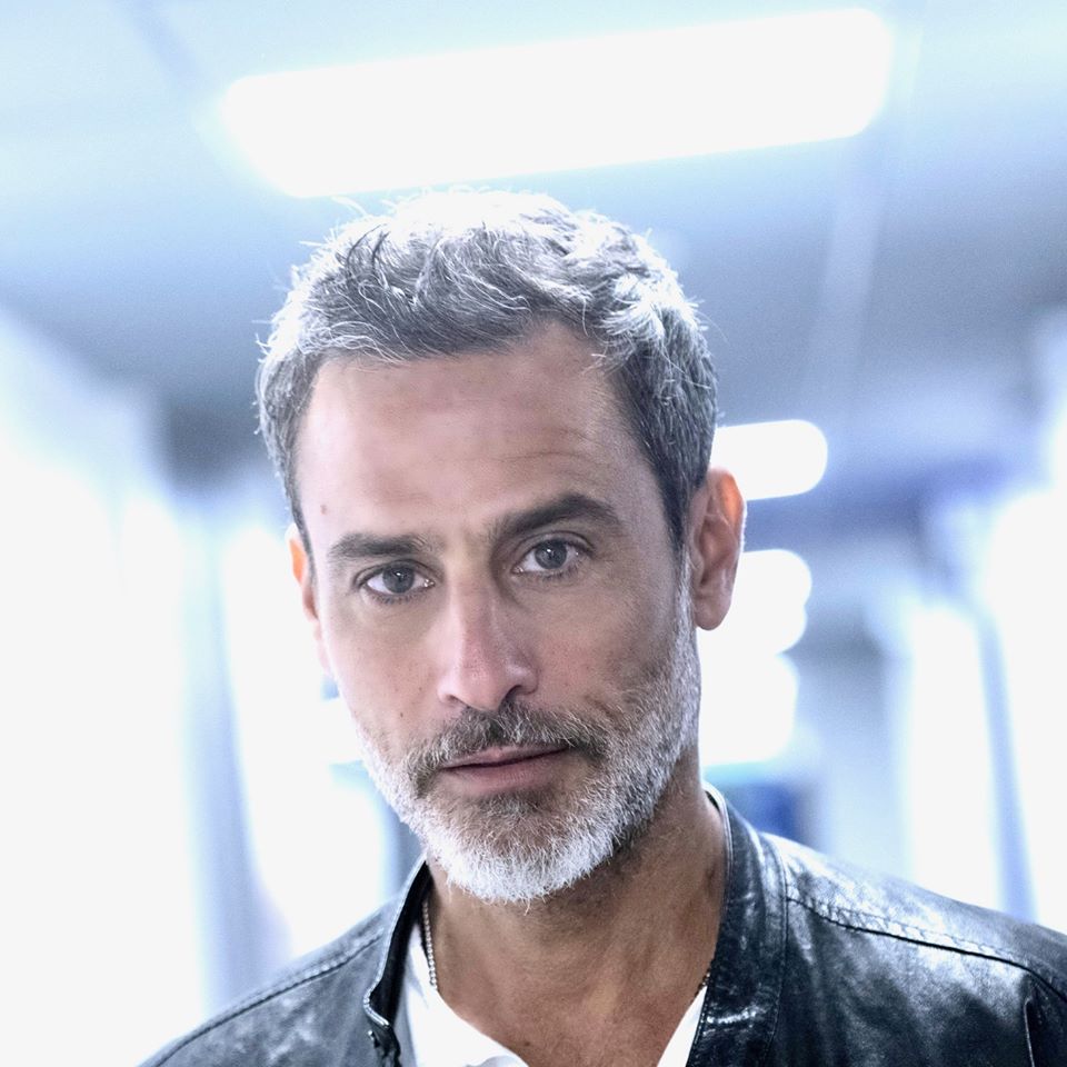 Raz Degan da Caterina Balivo e la cassettiera a Vieni da me