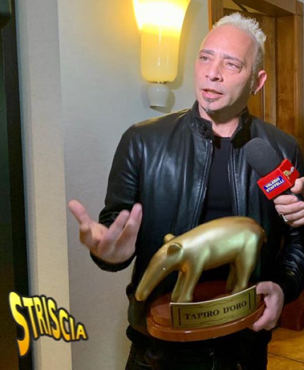 Salvo Veneziano squalificato dal GF Vip riceve il tapiro e si scusa