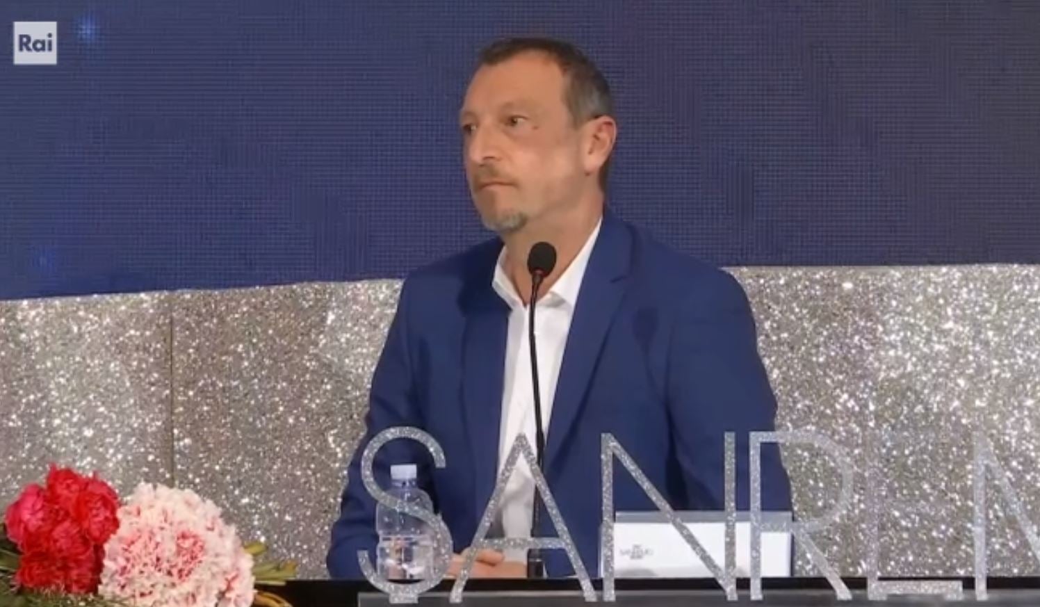 Abito vestito Amadeus Sanremo chi lo veste chi è lo stilista