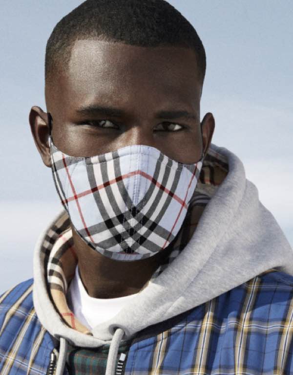 Burberry lancia le maschere per il viso di tendenza