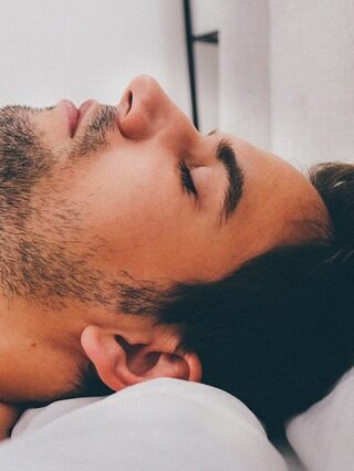 Come combattere la cute grassa seguendo 3 pratici consigli