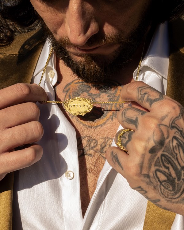 Gioielli uomo, Guè fa tendenza con la corona di spine