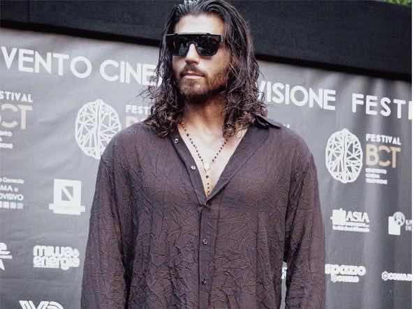 Can Yaman il suo stile non passa mai di moda e fa tendenza anche per l'estate