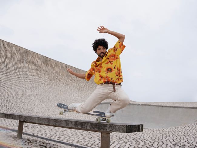 Camicie leggere in lino: l'outfit giusto per le serate estive