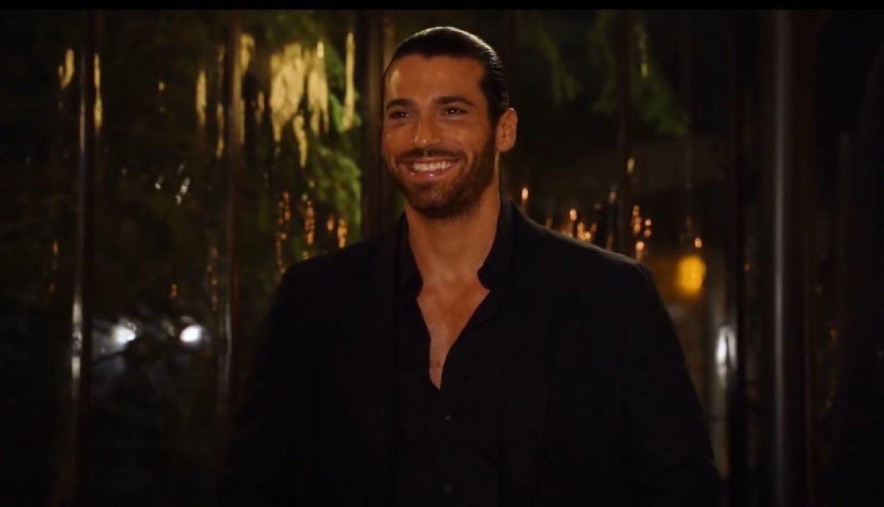 Can Yaman lo stile che ha conquistato Roma e il cuore di lei