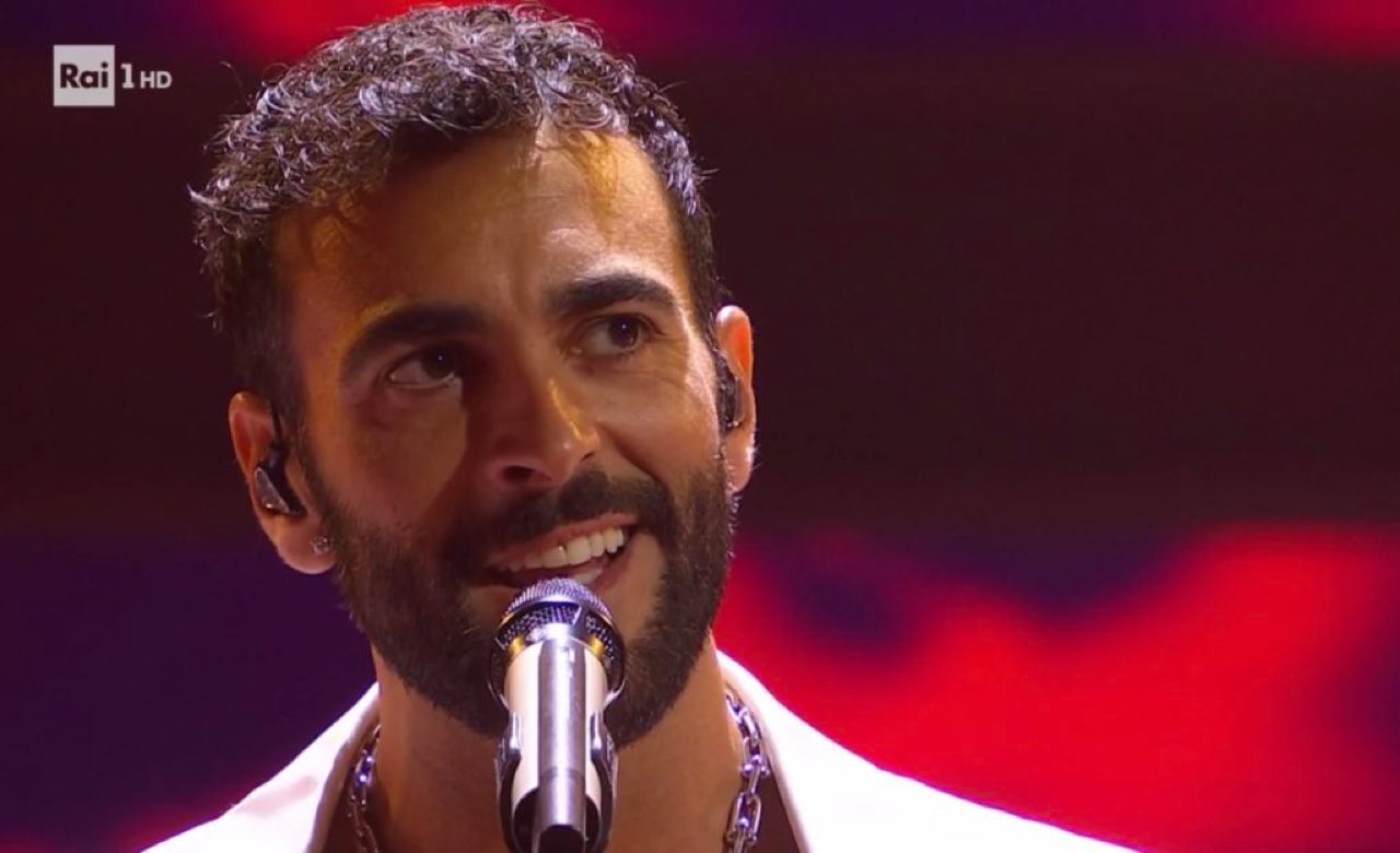 Mengoni stilista Sanremo 2024: che abiti indossa e chi lo veste