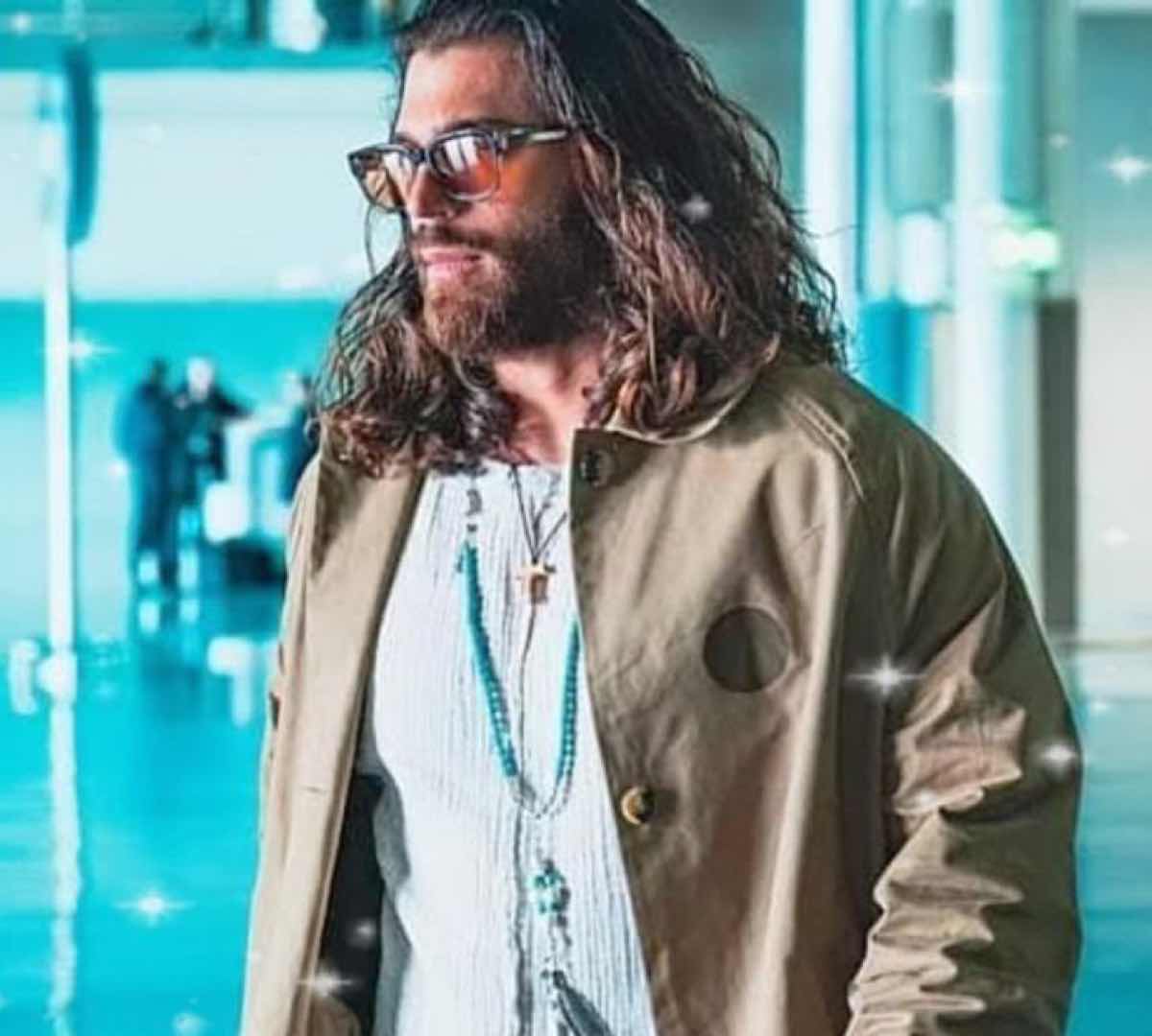 Can Yaman è noto per il suo fisico scolpito e la sua dedizione al fitness. Mentre non ci sono dettagli specifici sulla sua routine di allenamento, possiamo basarci su alcune cose che ha condiviso pubblicamente: Allenamento intenso per Sandokan: Per prepararsi al ruolo di Sandokan, Can Yaman ha seguito un programma di allenamento intenso che prevedeva allenamenti 2-3 volte al giorno [Immagine di Can Yaman allenamento]. Ha anche menzionato di aver perso quasi 10 chili in un mese, indicando un programma impegnativo. Digiuno intermittente: Abbinato al suo allenamento intenso, Can Yaman ha rivelato di aver praticato il digiuno intermittente 16:8 per raggiungere la sua forma fisica per Sandokan [Immagine di Can Yaman fisico]. Mentre questo potrebbe non essere indicativo della sua routine di allenamento regolare, mette in luce la sua capacità di impegnarsi in allenamenti impegnativi quando necessario. Possiamo anche trovare video sui social media che mostrano Can Yaman allenarsi [Can Yaman allenamento a Rimini].