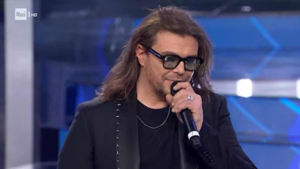 Gianluca Grignani malore e paura durante un concerto, come sta ora