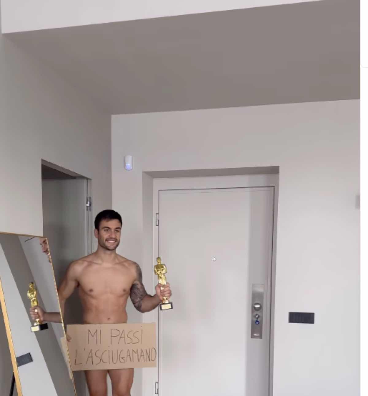 Oscar 2024 Pierpaolo Pretelli come John Cena anche lui senza niente addosso