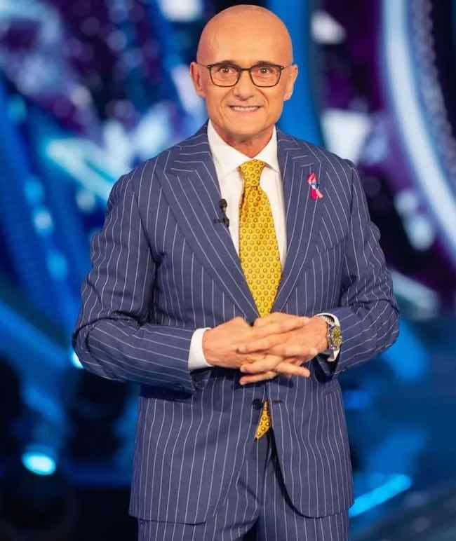 Abito stilista Alfonso Signorini Grande Fratello chi lo veste