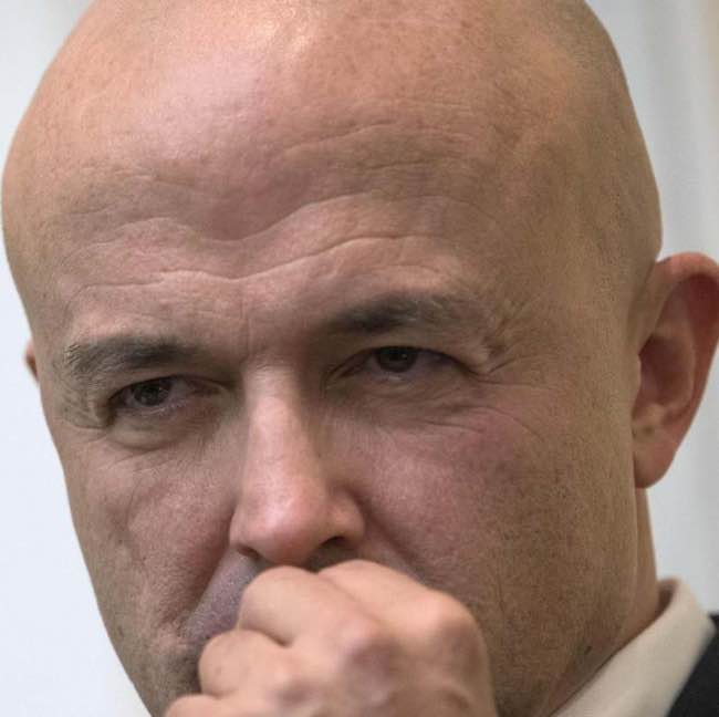 Gianluigi Nuzzi ha una cicatrice sul viso a causa di un grave incidente stradale in cui è rimasto coinvolto nel 1998. Gianluigi Nuzzi e la cicatrice sul volto L'incidente è avvenuto mentre Nuzzi era in motorino e si è scontrato con una Jeep. Le ferite riportate sono state gravi e gli hanno lasciato una cicatrice permanente. Nuzzi ha sempre parlato apertamente della sua cicatrice, considerandola un segno distintivo della sua vita e della sua carriera. In un'intervista ha detto: "La mia cicatrice è un po' come un tatuaggio, mi ricorda chi sono e cosa ho passato." La cicatrice di Nuzzi è un simbolo della sua forza e della sua resilienza. È un esempio di come si possa superare un trauma e continuare a vivere una vita piena e ricca di successi. Ecco alcune informazioni aggiuntive sulla cicatrice di Gianluigi Nuzzi: La cicatrice è sul lato sinistro del viso, vicino all'occhio. È lunga circa 5 centimetri. È di colore rosso chiaro. Nuzzi non ha mai cercato di coprire la sua cicatrice. La cicatrice di Gianluigi Nuzzi è un segno distintivo del suo volto e della sua storia. È un promemoria della sua forza e della sua capacità di superare le avversità.