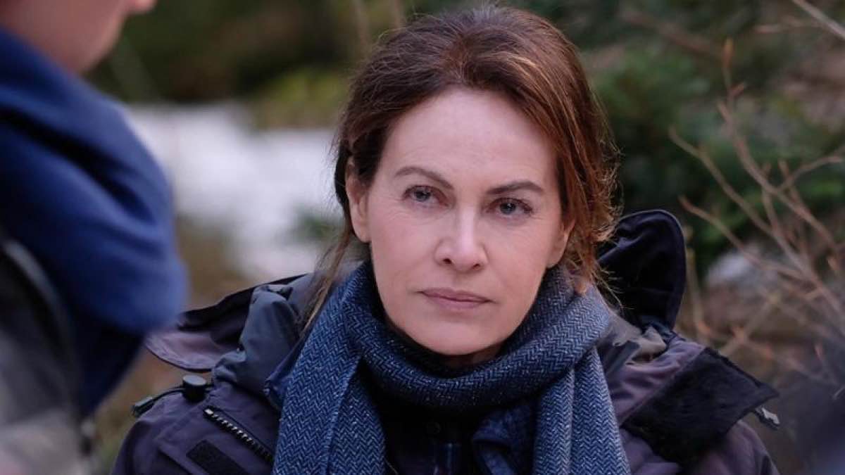 Teresa Battaglia è un personaggio protagonista della serie televisiva italiana Fiori sopra l'inferno, interpretato dall'attrice Elena Sofia Ricci. La serie, andata in onda per la prima volta su Rai 1 il 13 febbraio 2023, è basata su un romanzo di Ilaria Tuti, pubblicato nel 2018, e ha riscosso un notevole successo, portando alla realizzazione di una seconda stagione ispirata al seguito del libro, Ninfa dormiente. Caratteristiche del Personaggio Teresa Battaglia è una profiler di quasi sessant'anni, originaria di Udine, che si trasferisce nel fittizio paesino di Travenì, situato nelle montagne friulane. La sua figura è complessa: oltre a essere una professionista esperta nella criminal profiling, Teresa affronta anche sfide personali significative, tra cui i primi sintomi dell'Alzheimer e il dolore per la perdita del suo unico figlio a causa della violenza domestica12. Trama della Serie Nella serie, Teresa è incaricata di indagare su una serie di omicidi misteriosi che scuotono la comunità locale. La narrazione esplora non solo i crimini da risolvere, ma anche il viaggio interiore di Teresa mentre combatte contro la sua malattia e cerca di mantenere la sua lucidità e competenza professionale13. Personaggi principali: Massimo Marini (Giuseppe Spata): giovane ispettore assegnato a Udine. Giacomo Parisi (Gianluca Gobbi): ispettore capo e collaboratore di lunga data di Teresa. La serie si distingue per la sua capacità di mescolare elementi thriller con una profonda esplorazione dei temi umani e sociali, come la vulnerabilità e la resilienza