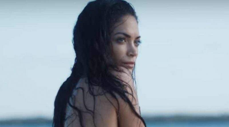 Elodie calendario Pirelli presentazione: look, accessori e stile della cantante