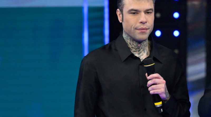 Fedez abito stilista Sanremo 25, chi lo veste e testo della canzone