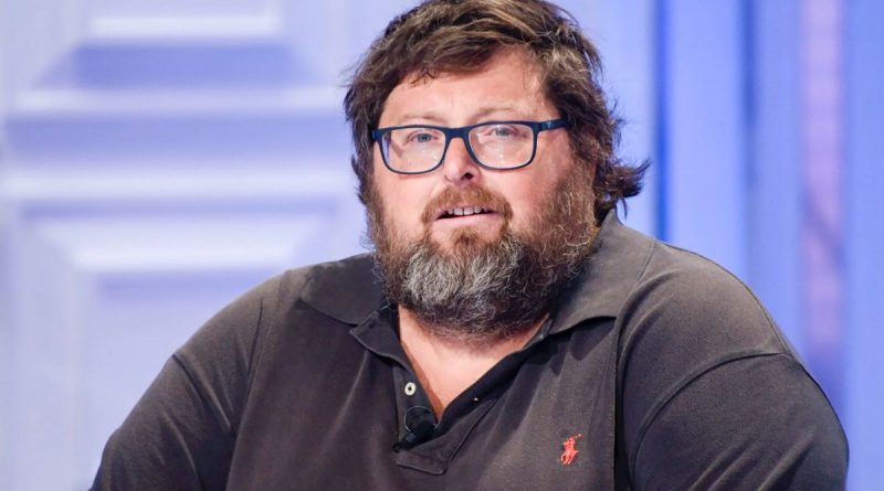 Mario Adinolfi ha dichiarato di pesare 175 chilogrammi. In un'intervista del 2020 al Corriere della Sera, ha raccontato di aver raggiunto questo peso a causa di un'alimentazione abbondante e di problemi personali che lo hanno portato a mangiare sempre di più. Nonostante l'altezza notevole di 1,92 metri, ha ammesso di essere obeso perché mangia tanto, specificando che a colazione consuma tre cornetti, a pranzo almeno 180 grammi di pasta accompagnati da pizza e pane, mentre a cena cerca di mantenersi leggero .​ Giornalettismo Biccy +1 Giornalettismo +1 Attualmente, Adinolfi partecipa al reality show L’Isola dei Famosi, dove la sua condizione fisica ha attirato l'attenzione del pubblico. Essendo il primo concorrente con obesità grave, la sua presenza ha suscitato discussioni e curiosità riguardo al suo peso e alle sfide che potrebbe affrontare durante il programma