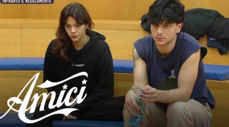 Il 26 aprile 2025, nella sesta puntata serale di Amici 24, l'eliminazione è stata decisa tra Chiara Bacci (ballerina del team Zerbi-Celentano) e TrigNo (cantante della squadra di Anna Pettinelli). Dopo tre manche combattute, al ballottaggio finale sono arrivati Nicolò, Chiara e TrigNo; Nicolò è stato salvato dalla giuria, lasciando la decisione finale tra i due fidanzatini Chiara e TrigNo. La scelta è stata così difficile che Cristiano Malgioglio ha chiesto tempo extra a Maria De Filippi per decidere l'eliminato, il cui nome potrebbe non essere annunciato subito a fine puntata ma comunicato successivamente in casetta. In questa puntata non c'è stato il consueto guanto di sfida tra professori a causa della morte di Papa Francesco, a cui è stato dedicato un filmato mostrato ai ragazzi in studio, ma la sfida tra le squadre non è stata influenzata da questo evento. Gli ospiti della serata sono stati Holden e Achille Lauro. In sintesi: Eliminazione tra Chiara e TrigNo, entrambi fidanzati e al ballottaggio finale. Nessuna sfida tra professori, motivata dal lutto per la morte di Papa Francesco. La decisione sull'eliminato è stata particolarmente difficile e potrebbe essere comunicata in modo non immediato. Quindi, la frase "nessuna sfida prof c'entra il Papa" si riferisce al fatto che la mancata sfida tra professori è dovuta al rispetto per la morte di Papa Francesco, mentre l'eliminazione ha riguardato Chiara e TrigNo, senza alcun collegamento con la questione del Papa