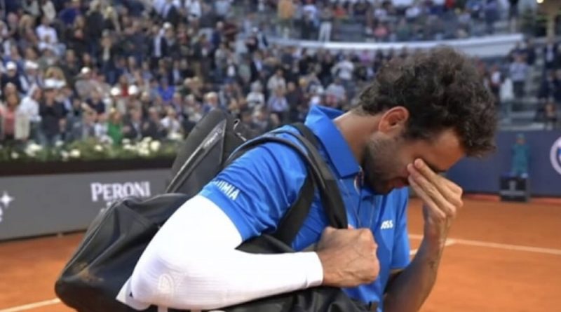 Il pubblico degli Internazionali di Roma ha reagito con grande commozione e rispetto al ritiro di Matteo Berrettini a causa del dolore agli addominali: al momento dell’abbandono del campo centrale, il Centrale gli ha dedicato un lungo e caloroso applauso, mentre Berrettini, visibilmente emozionato, si è messo una mano sul cuore per ringraziare ed è uscito in lacrime tra la commozione generale. L’atmosfera era carica di solidarietà, con il pubblico che ha mostrato vicinanza a un campione che aveva lottato fino all’ultimo nonostante il dolore e la fatica. Anche il suo avversario Casper Ruud ha espresso grande sportività, dedicandogli un messaggio di incoraggiamento scritto sulla telecamera e parole di conforto a fine partita, sottolineando quanto Roma sia “casa” per Berrettini e augurandogli una pronta guarigione. In conferenza stampa, Berrettini ha raccontato di aver pensato fino a pochi minuti prima del match di non poter giocare, ma di aver voluto provarci per il forte legame con il torneo e la città. Il suo ritiro ha così rappresentato un momento di grande tristezza per i tifosi, che hanno percepito la sofferenza e la frustrazione di un atleta che non si è arreso ma è stato costretto a fermarsi per tutelare la propria salute