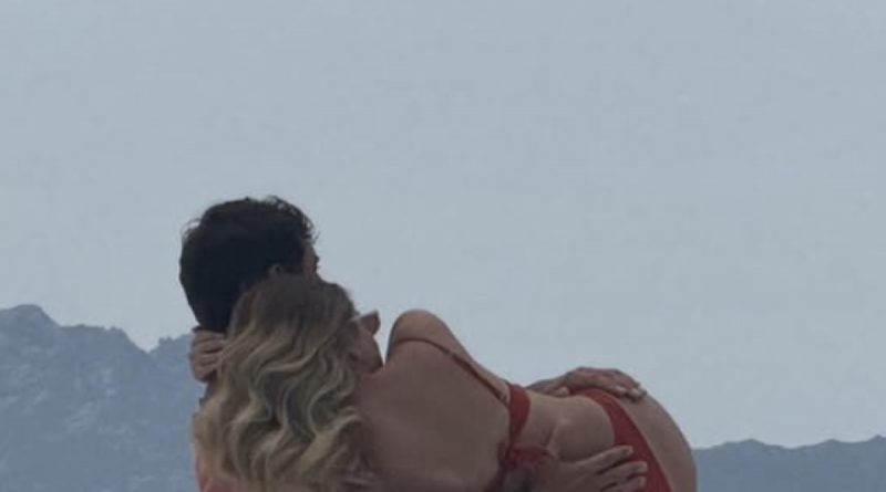 De Martino beccato in Sardegna con una bionda, chi Caroline e perchè è la sua preferita