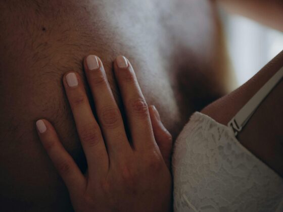 Come funziona l’attrazione nel cervello maschile: neuroscienze, ormoni e psicologia del desiderio