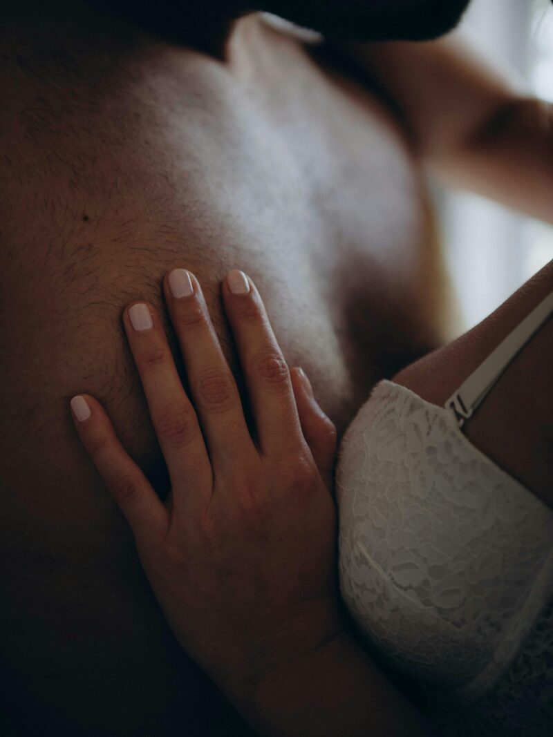 Come funziona l’attrazione nel cervello maschile: neuroscienze, ormoni e psicologia del desiderio